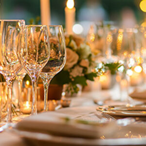 Glazen op een mooi gestylde tafel voor jouw evenement