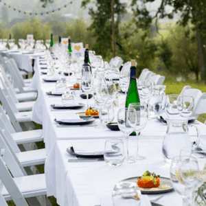 Dinersetting met tafelgerei van Broers Verhuur tijdens een zomers diner