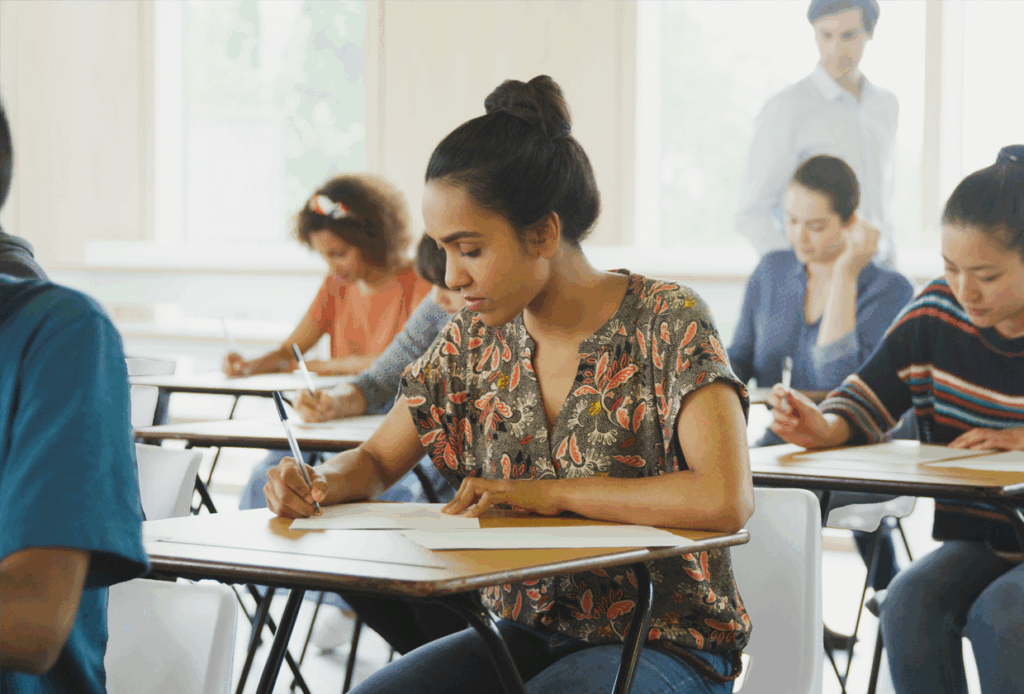Examenmeubilair geplaatst in een schoolruimte tijdens de examenperiode